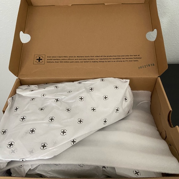 NIB Dr. Martens 1460Y Black Patent Leather Women's Boots - Picture 3 of 12